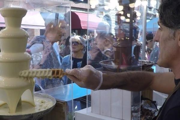 دیدن کنید؛ وافل بستنی شکل با شکلات در خیابان های فرانسه