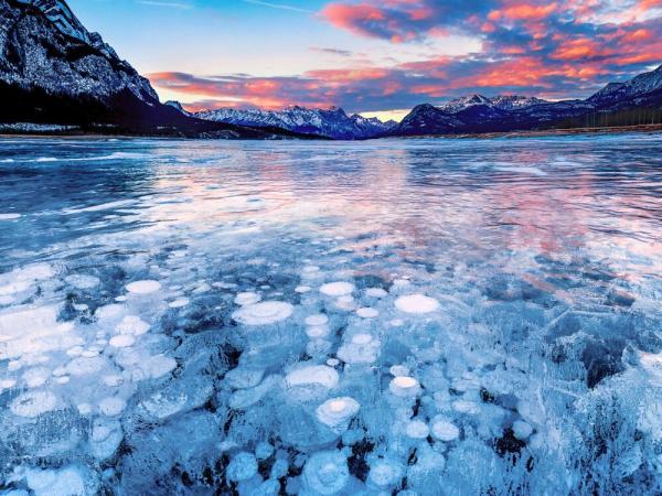 عکس ، پدیده خارق العاده طبیعی در کانادا که از یخ و متان ساخته شده!