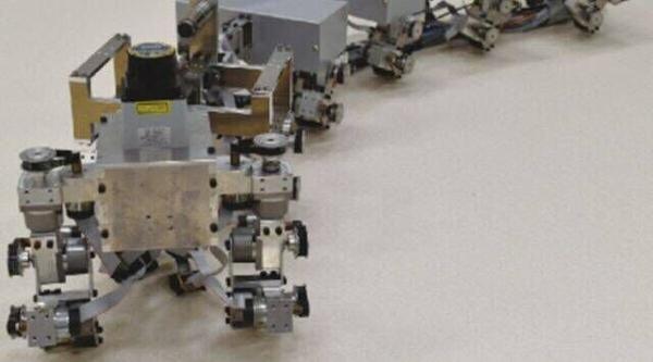 ژاپنی ها یک ربات عجیب 100 پا ساختند